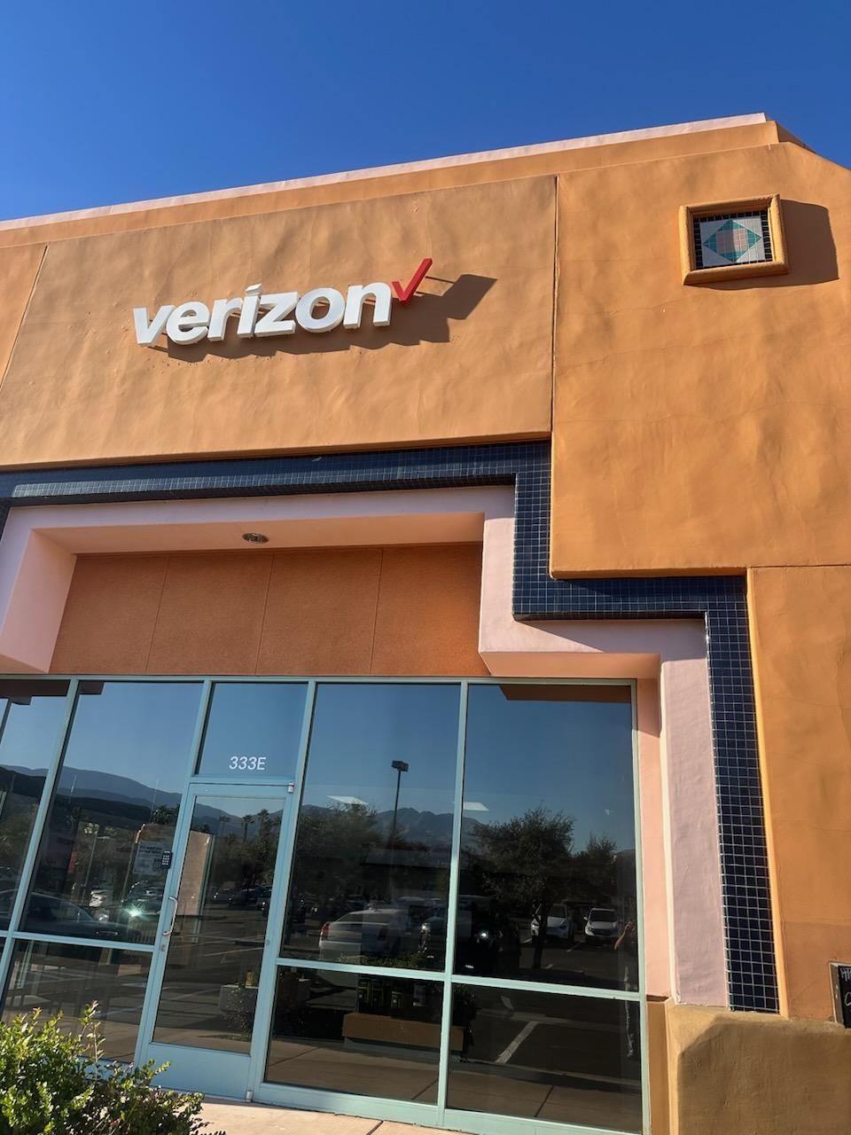 Verizon Storefront Signage
